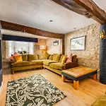 Spacious, Luxury Town Centre Granary Conversion