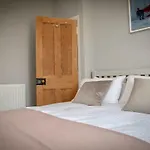 2 Bedroom Stamford Home With Parking