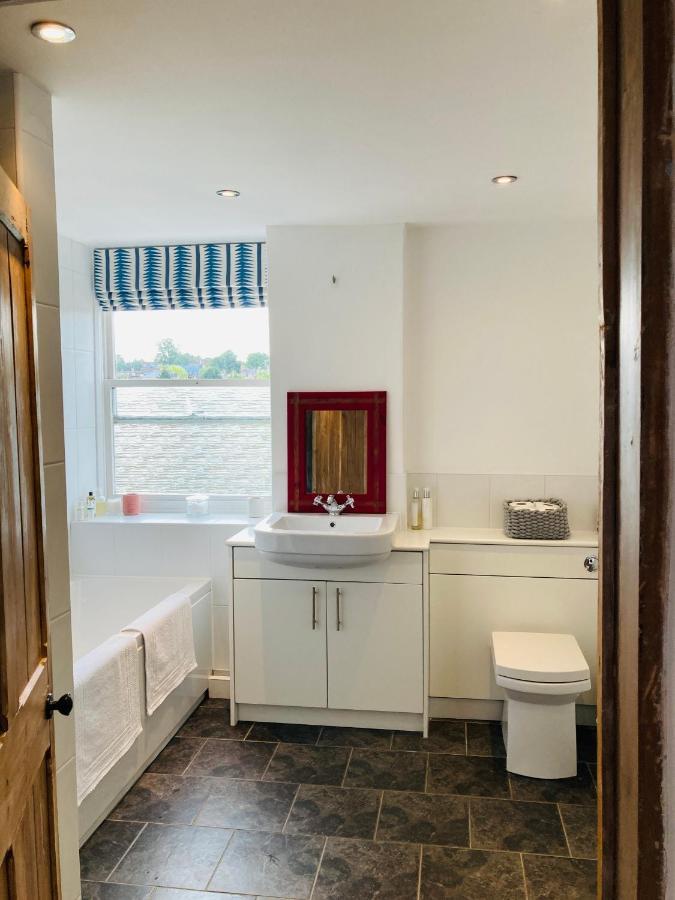 Cosy Two Bedroom In Holiday home