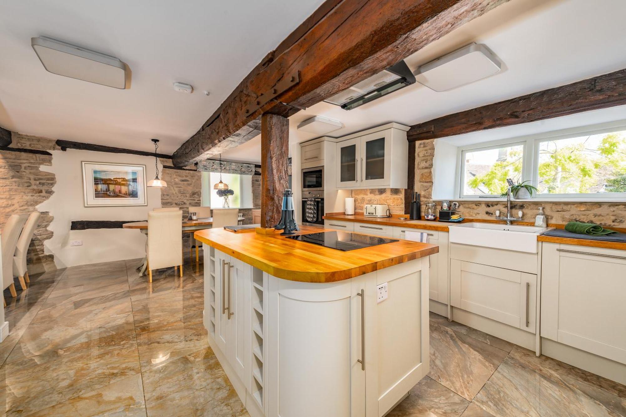 Spacious, Luxury Town Centre Granary Conversion Apartment Stamford