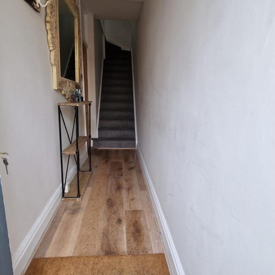 2 Bed Character House Contractors Welcome * Stamford