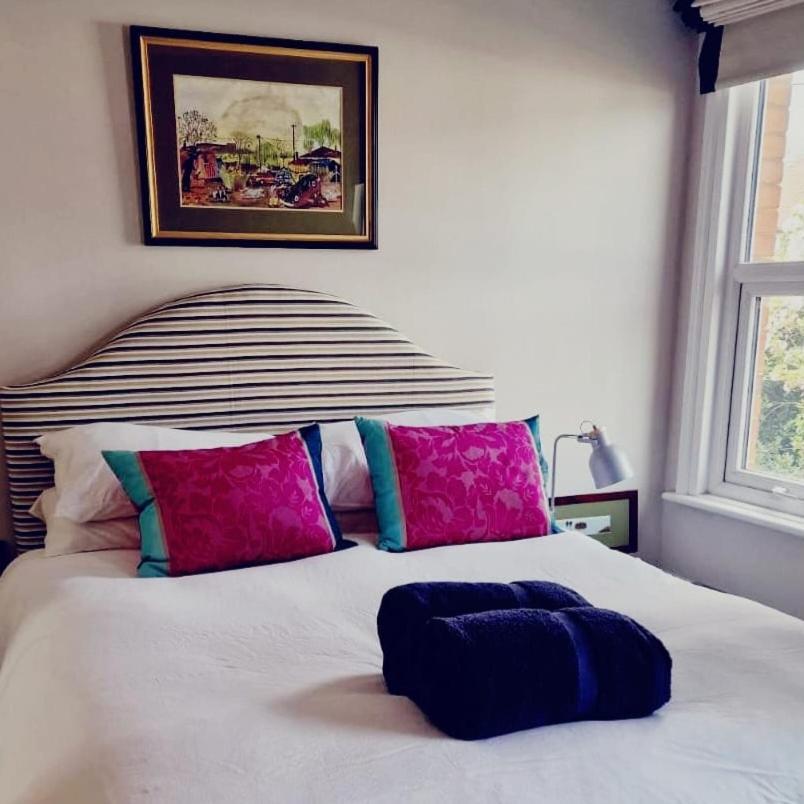 2 Bed Character House Contractors Welcome * Stamford