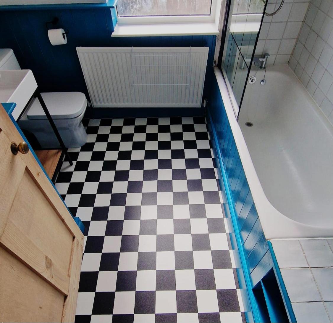 2 Bed Character House Contractors Welcome Holiday home *