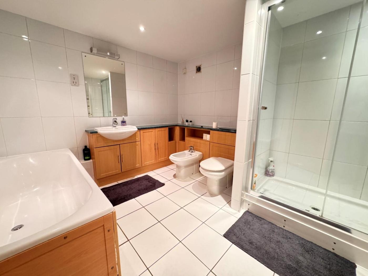 Spacious And Refreshing 3-4 Bed House! Stamford