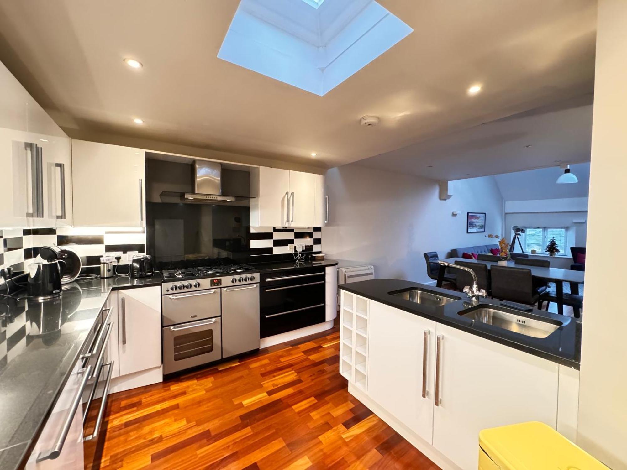 Spacious And Refreshing 3-4 Bed House! Stamford